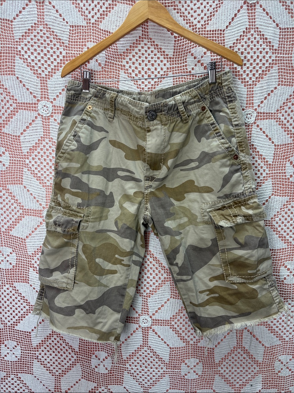 True Religion Camo Cargo Cut-Off Shorts – Size 34